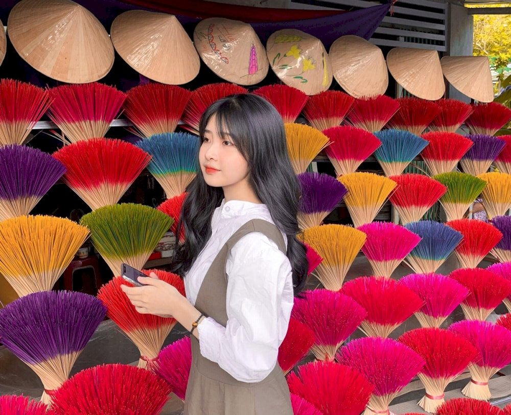 Chiếc sơ mi trắng và váy liền rất hợp cho outfit mùa thu 
